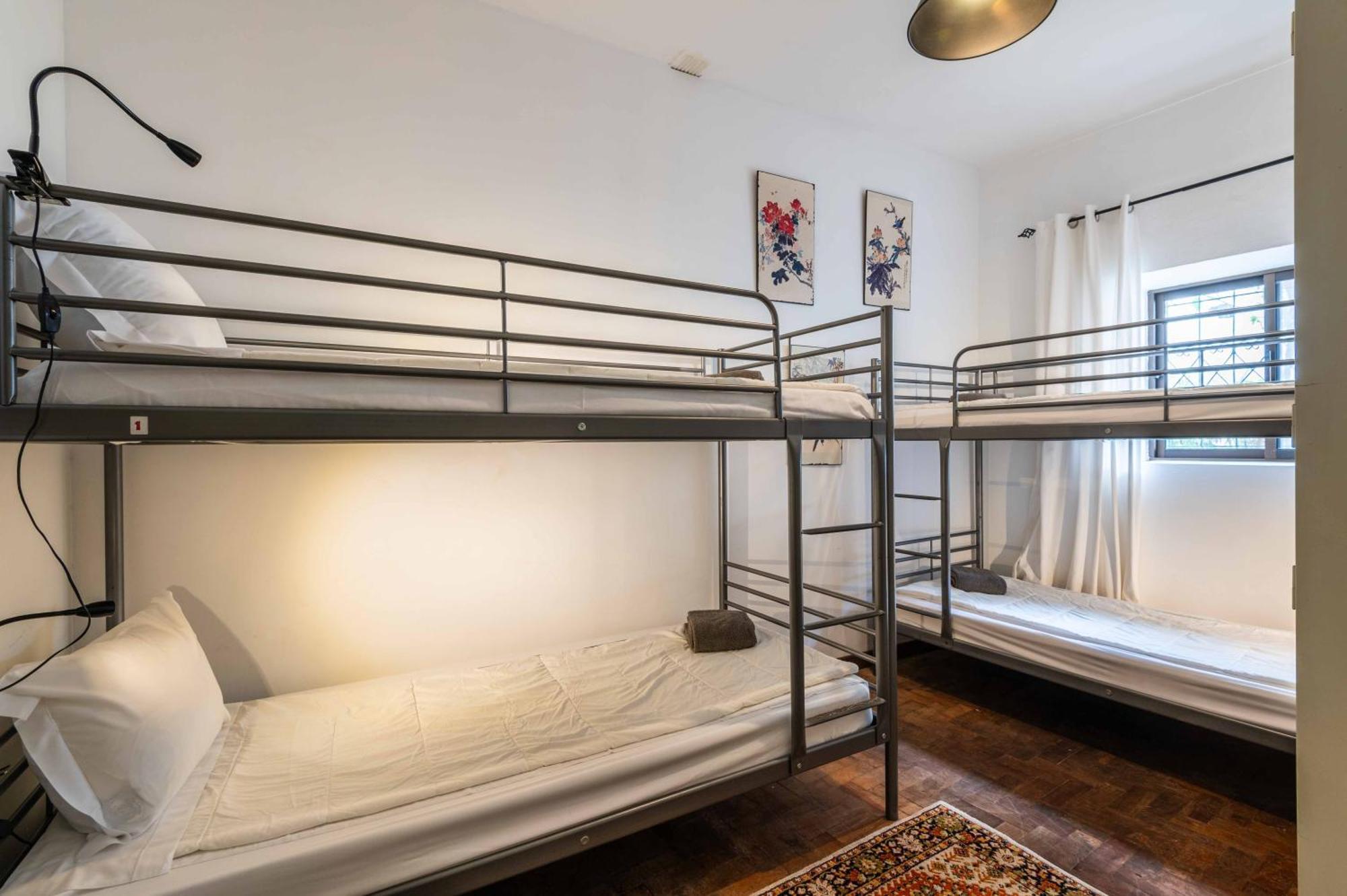 Etagenbett im gemischten Schlafsaal